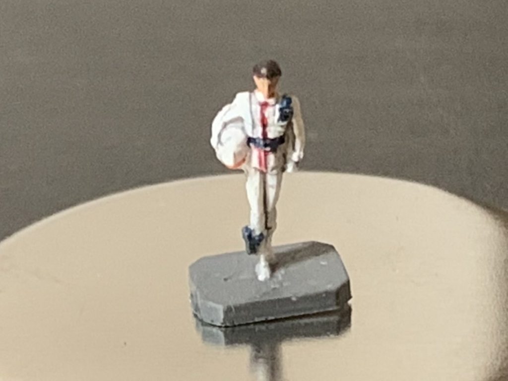 本体は手抜き成型色活かしですが、パイロットは筆塗り全塗装です(gandam-hand1)

塗料皿に両面テープで貼って塗装してたんですが、うっかり胴体を引っ張って剥がそうとして足首が半分折れてプラプラ状態に(scream)
瞬着で補強しましたが、触ると危険です(eyebrow)

## 以下、制作工程