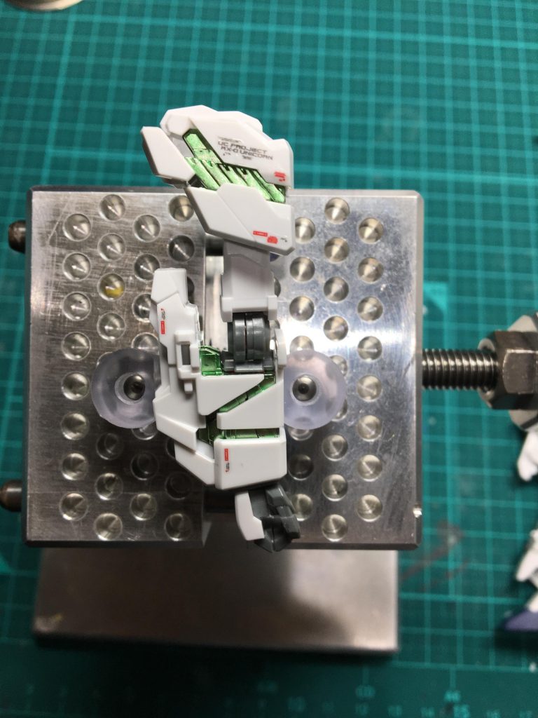 水転写デカールを貼っています。