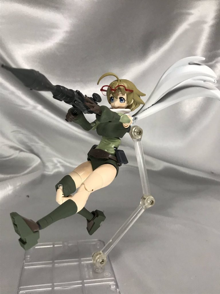 なんだかんだ肩の可動域もかなり広いので、両手でロケットランチャーも難なく構えられます。
露出多めのデカい武器装備って好きなんです(笑