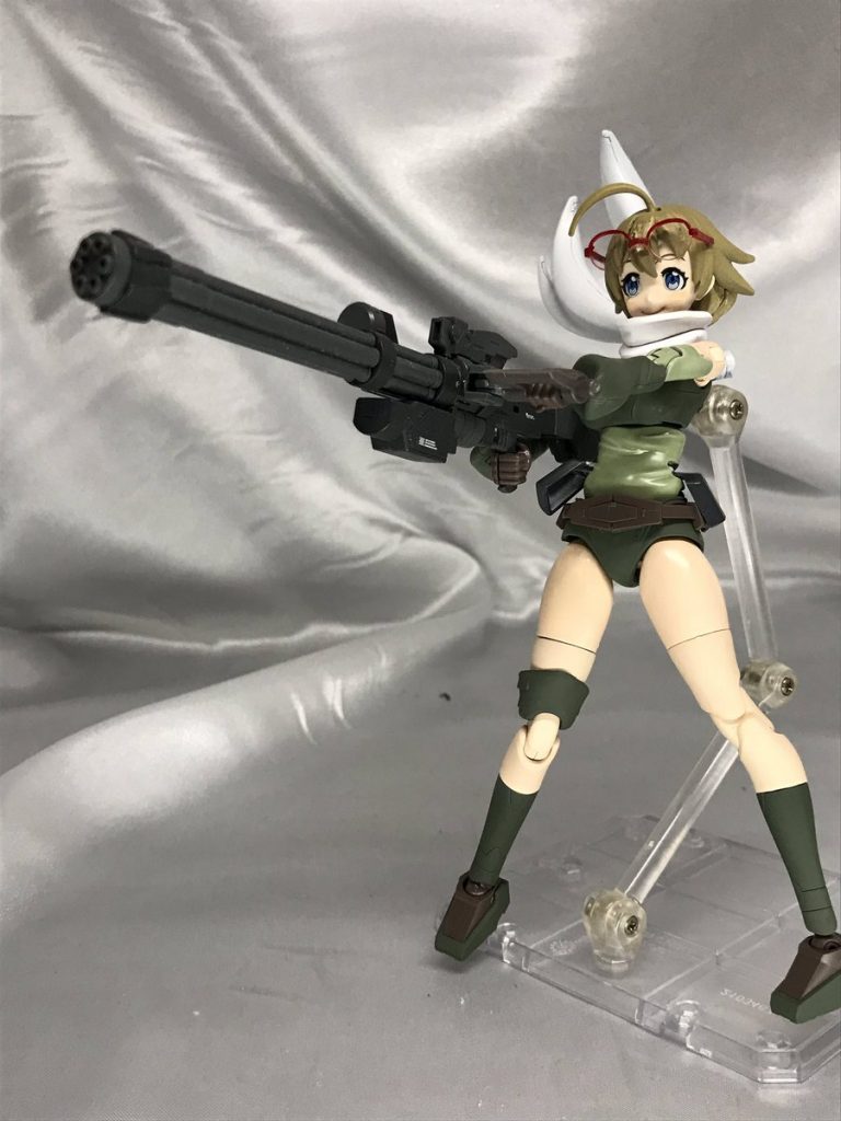 長スカーフの表情付けができるので、体だけより大きく躍動感のある動きができる気がします。
耳とサングラスの位置が豪快にずれてますが、完成後に気づきました、どこに刺さってるんだ。