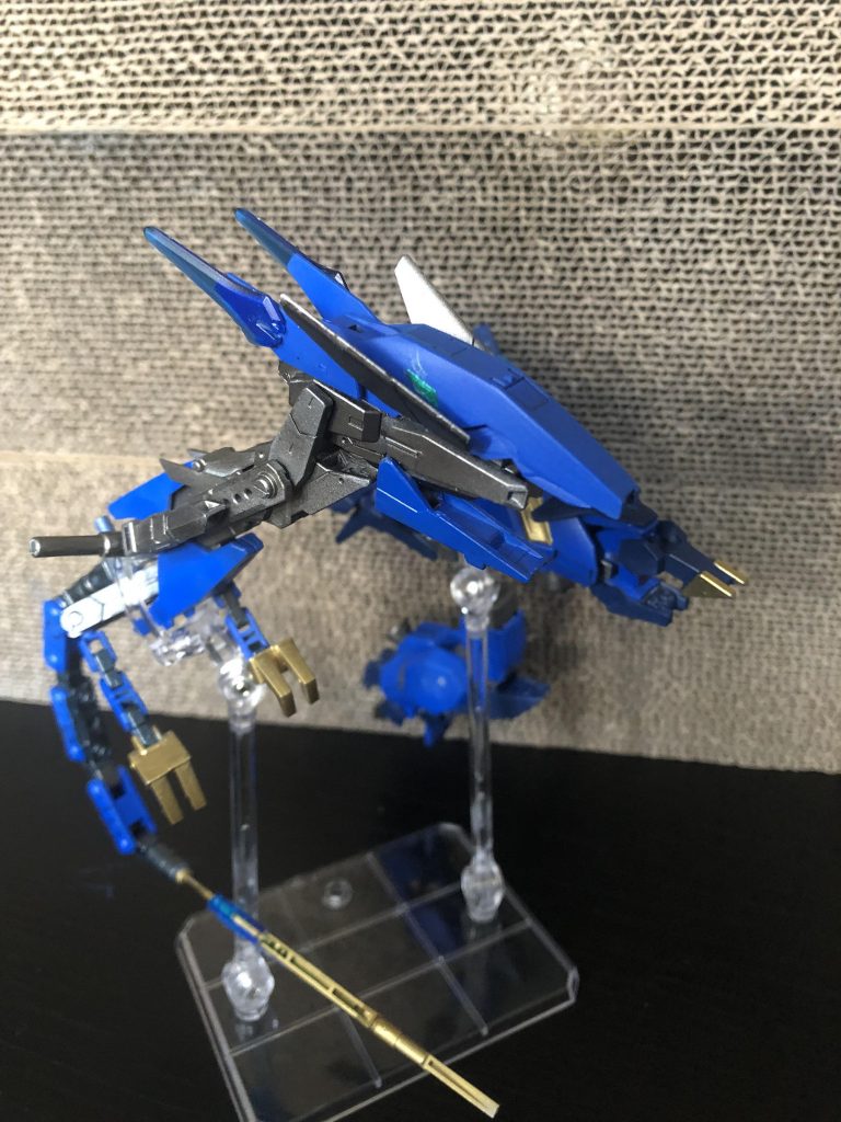 [セイリュウα]
戦況によってセイリュウが2体に分離したうちの1体。分離したことでビット制御と砲撃役で役割を分担する。
GNドライブが分離してしまったため、口からビームは多用できない。


分離したけど、それでも長い。頭部分はビームライフルになる都合であまり可動しませんが、この状態が一番取り回しが楽です。ポロリもほぼ無いし。