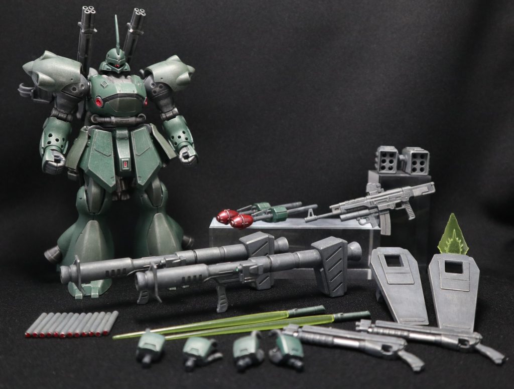 スタティックディスプレイ。武装は多く、両肩のバックパック直結型ビームガトリングx2、ジャイアント・バズx2、197mm口径専用ショットガン(ZUX-197:ヤクトゲヴェール)x2、シュツルムファウストx2、ビームサブマシンガン(グレネードランチャー装備型)、脚部6連装ミサイルポッドx2、ビームサーベルx2、ビームピック内蔵ガントレットシールドx2となります。