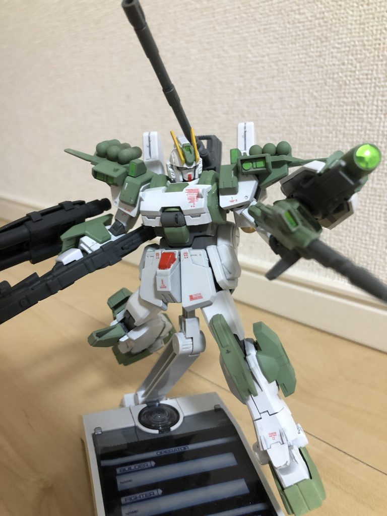 シールドセンサーとビームライフル。とりあえずザクライトグリーンで塗装してそれっぽくしてます。この色本当簡単で綺麗に仕上がるなぁと思いました。それ故にレッドとニューホワイトが難しいなぁと感じました。