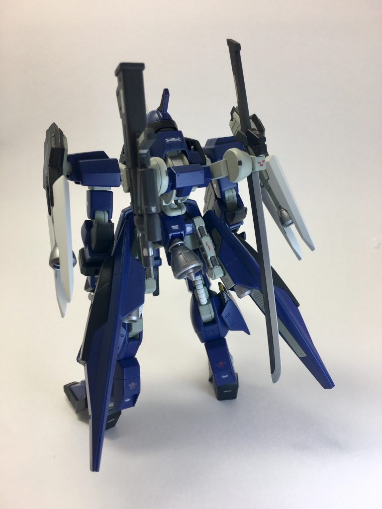 腰にメイン推進装置、背中に武装ラックとする事で、大型の武装を装備しても動きを妨げ無い様にされている。また、肩には副推進装置を兼ねた防盾を装備している。