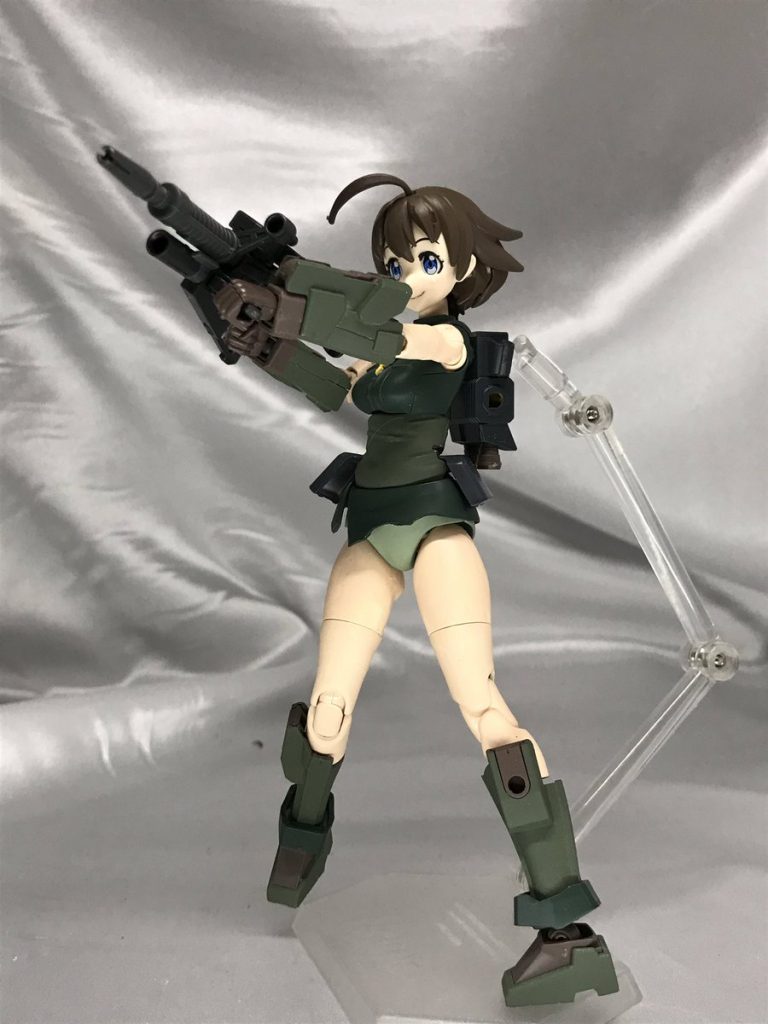 武器はウェポンシリーズのザクマシンガン。
これ組みながら考えたんですけど、ザクマシンガンってどのバリエーションも愛されてるから、
いざ組み上げるとなるとどんなマシンガンにするか悩みに悩みました。