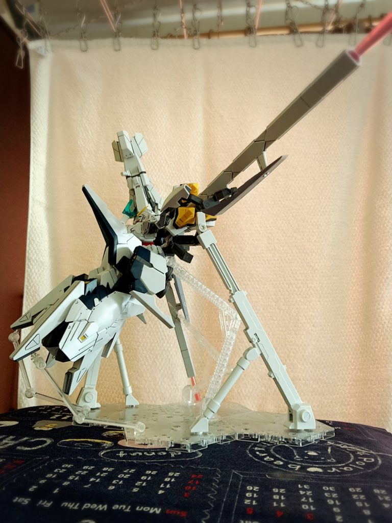 映画を見る前はA装備はデンドロビウムっぽい感じなのかなと思っていたのですが、映画だとめちゃくちゃ動いていたので説明書通りに飾っとくのは勿体ないと思い、劇中の再現をしました。