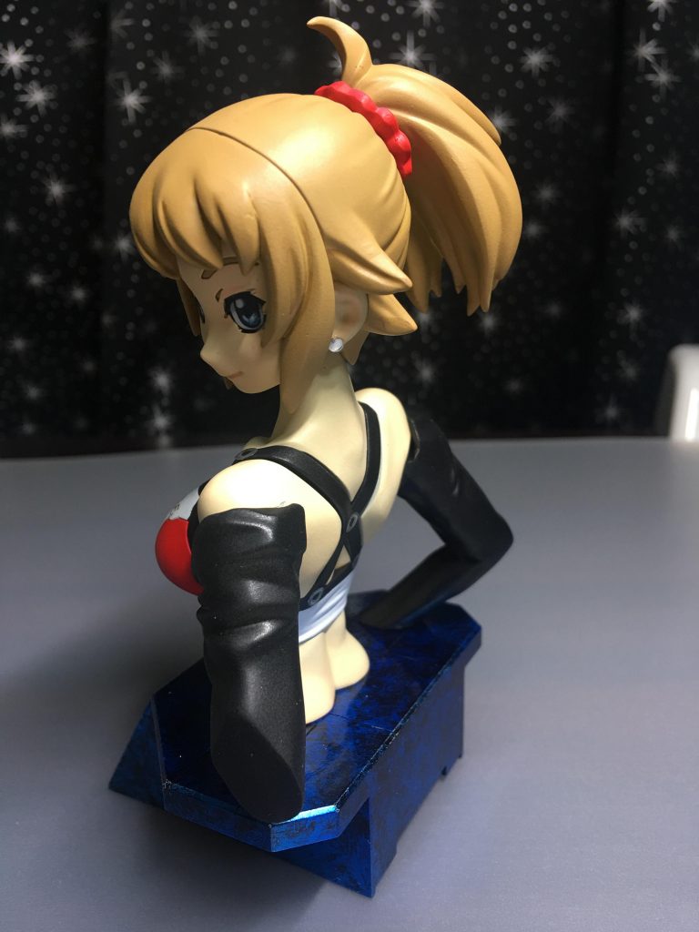 よくわからない半脱ぎ状態。お○りの谷間を追加しました。