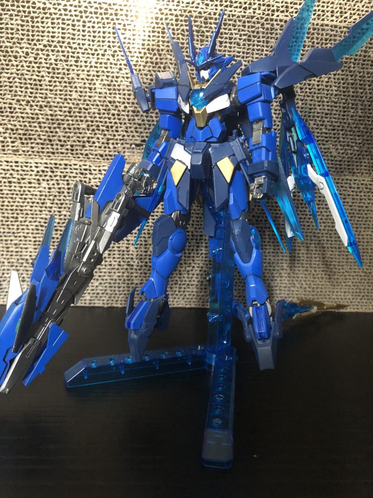 ダブルオースコール:ドラゴンテイマーフォーム
右手にセイリュウ砲を、腰の後ろにドラゴンテイルを装備した、射撃・砲撃に特化した形態。
セイリュウβを分離し2基のキャノンビットとして操作しつつ、セイリュウ砲で射撃を行う。


パッと見あまり変化がありませんが…
魔法使いに決まる(支援機となる)前段階がこの形で、最初セイリュウは[龍の形をした喋る銃または大砲]という設定でした。初期の魔砲使いという感じで。