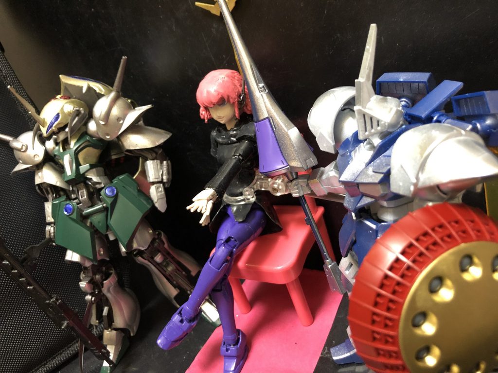 ozy「中でも、このすーぱーはまーん様は全てのモビルドール達の統括を行う。それまでの、Sガンダムに搭載した、“ALICE”を始めとしたA.I.をさらに進化させ、統治型A.I.の“Haert of Queen”を開発したのだ!フフフ.....。ハマーン・カーン。貴女の言動は非常に参考になったよ。」
ハマーン様「私の言動をコピーしたという訳か!?」
ozy「そう、そして隣のギャンには騎士型のA.I.“Royal Guard”を搭載、そして隣のガブスレロには、普通にマシュマー・セロ君が搭乗しているっ!」
ハマーン様「何と...!そこまでA.I.を進化させていたとは...!ん?マシュマー?」
ozy「あ、彼は単純にやりたくてやってるだけだが。」
ハマーン様「全く...。何をしておるのか...。」
ozy「因みに、マイクはOFFにしたのだがね..。彼は少々賑やか過ぎてね...。」
ハマーン様「一向に構わぬ。」