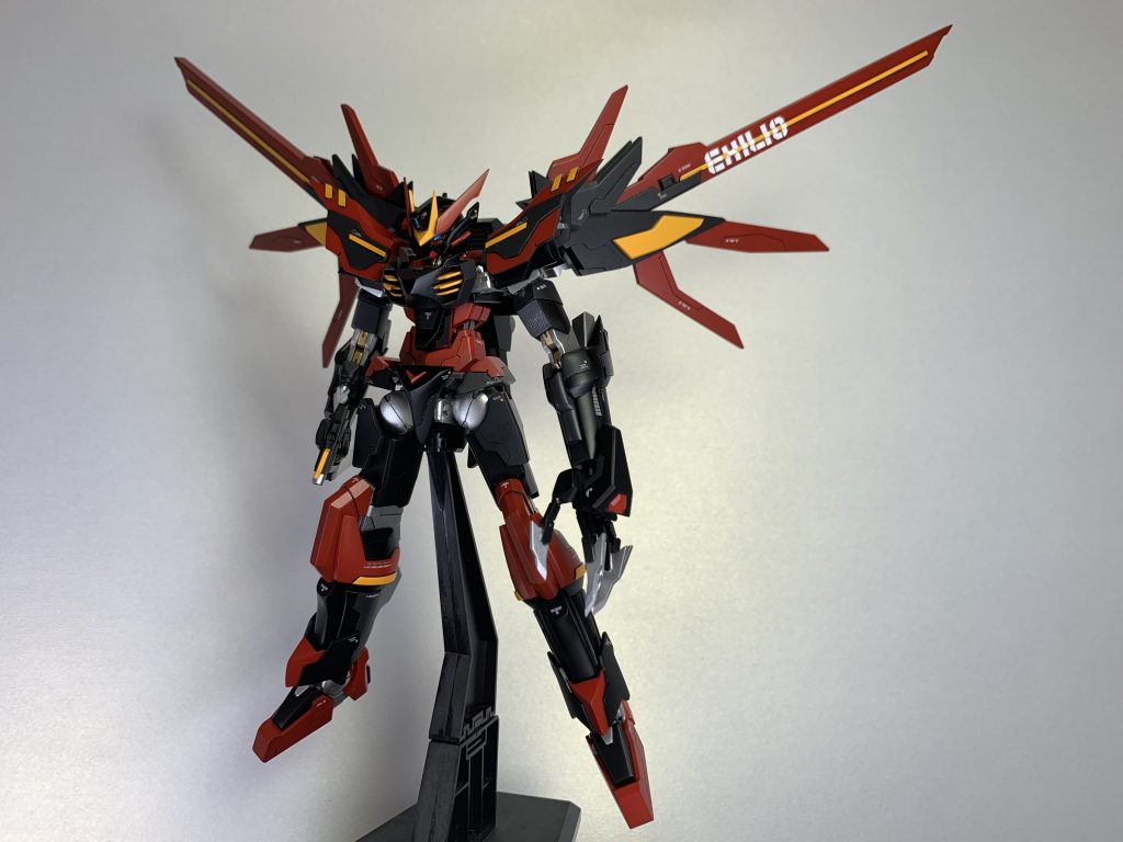 Front view
メインカラーに黒、サブカラーに赤、差し色に黄色、フレームカラーを銀にしました。
放射状に伸びるエッジのバランスを崩さないように意識しました。
アシンメトリーがロマン!