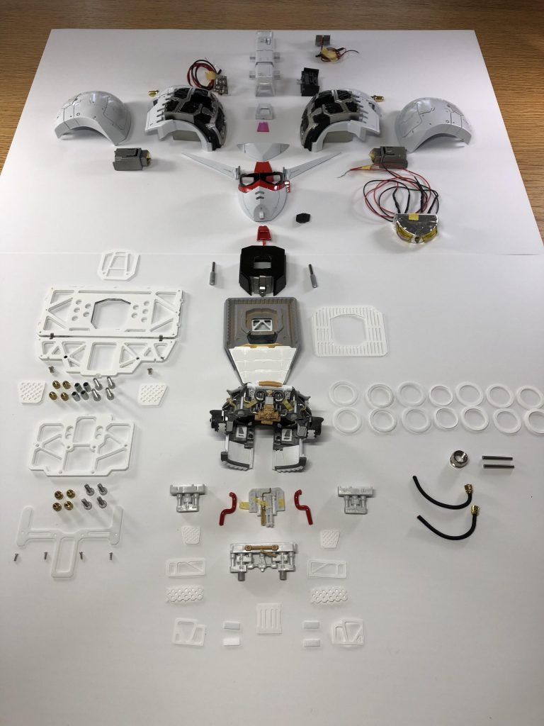 製作途中の写真です。パーツ点数的にはかなりの数に…これでもまだ一部ですが…。
フレームと本体はボルトナットで緊結してあります。
白い部品は全部自作です。