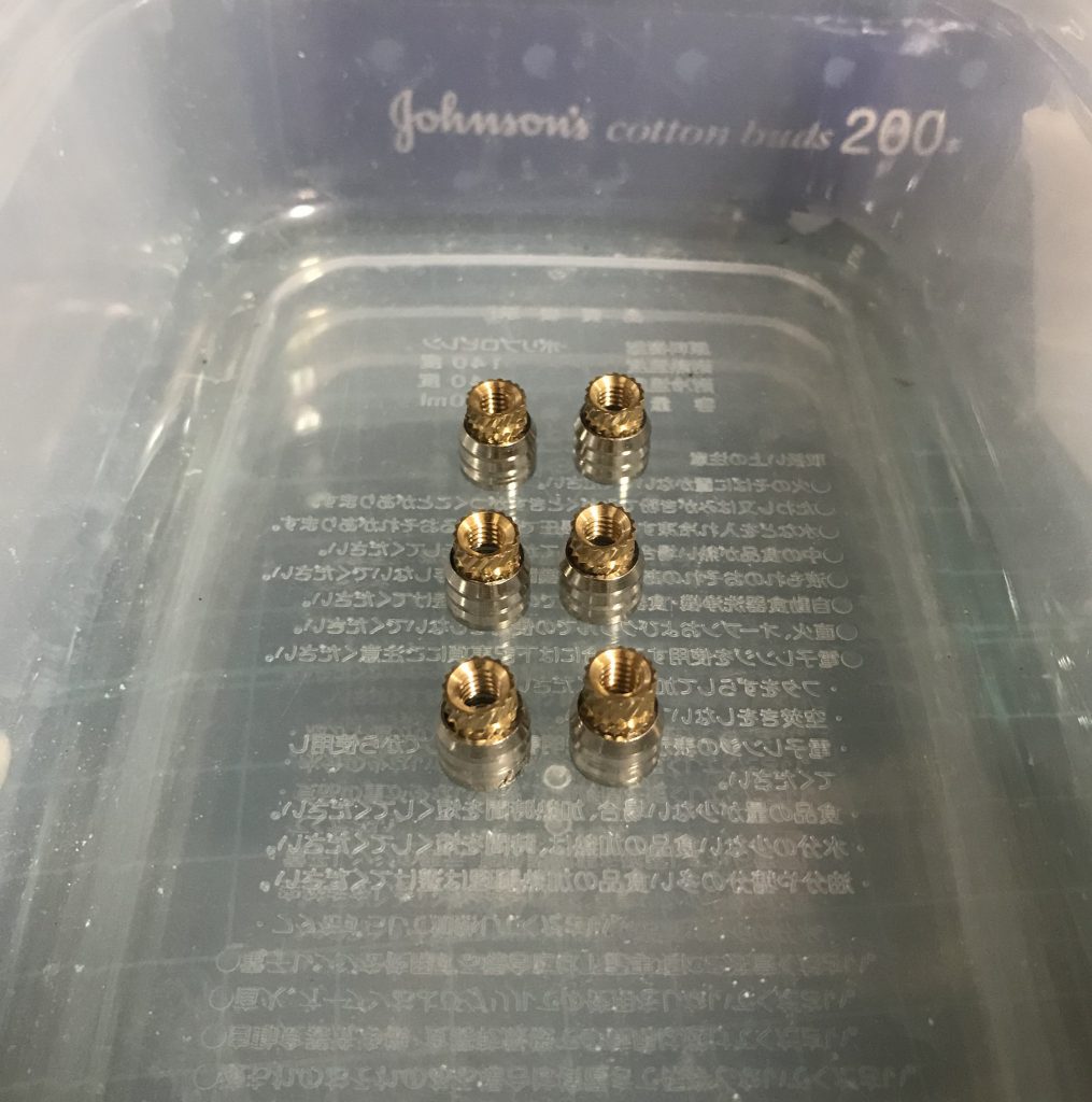 サイドアーマーのバーニア用にメタルパーツを組み合わせ（計6個）