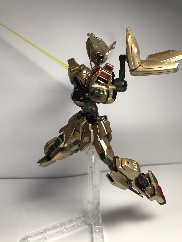 ビームサーベルで!機動性がかなり上がっているので高速移動しながら斬りかかれます!