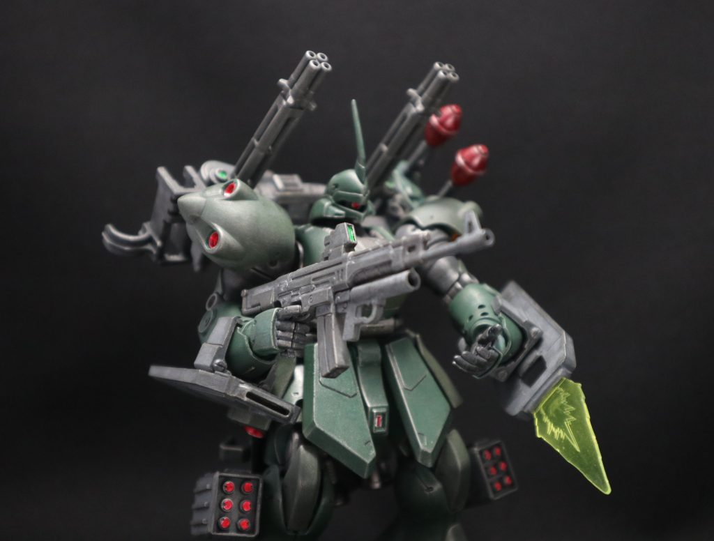 ビームマシンガンを構えて、ビームガトリングとシュツルムファウストも展開した迎撃態勢。