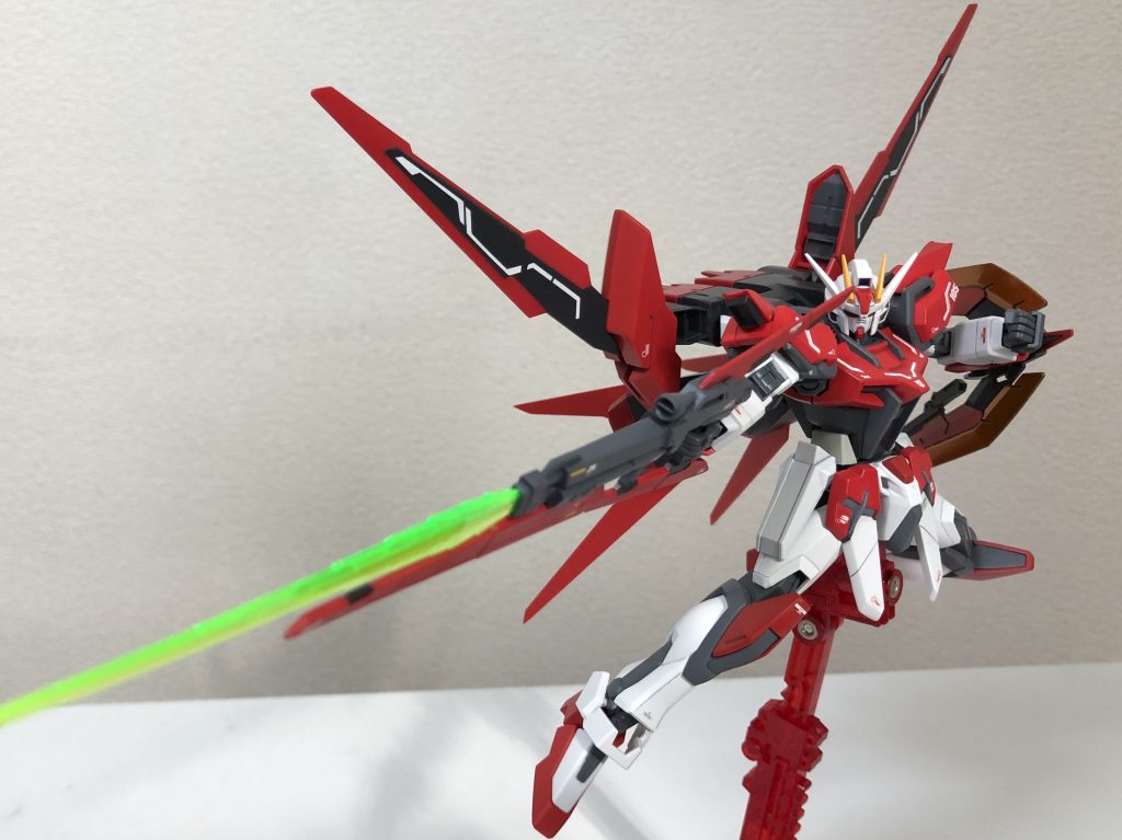 大型ビームサーベルを装備し突撃モードに。