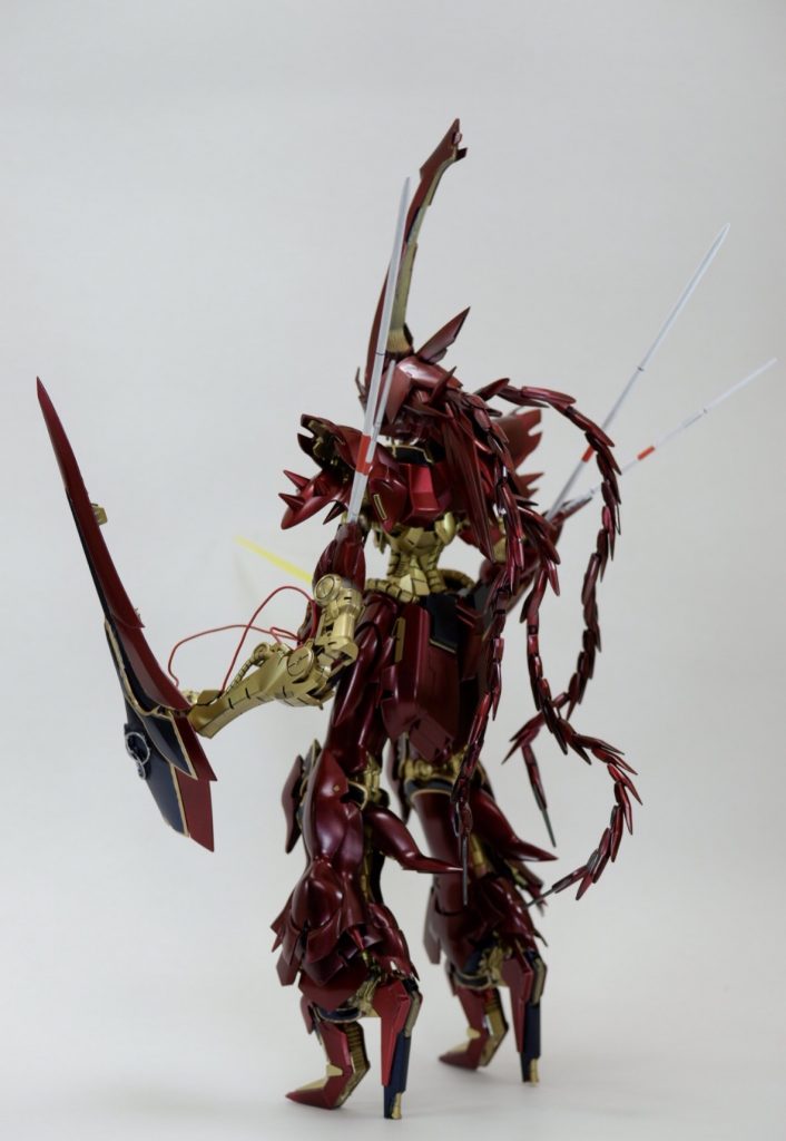 背面です。煌ギラーガのパーツをジャラジャラいわせてます。