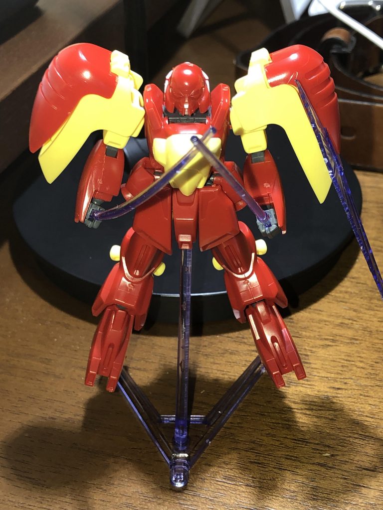 ビームサーベルを構えるゾロアット!
見た目は中々強そうです。このビームサーベルの性能はクロスボーンガンダムのビームザンバーと同じくらいの出力だそうです。
これか量産機とは…。