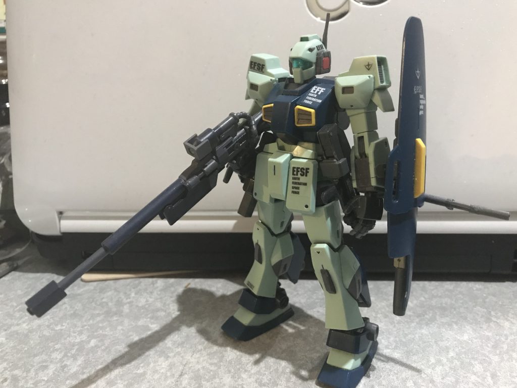 前に製作した別武器ver
現仕様との違いは
・頭部アンテナ
・カスタマイズキャンペーンなどのパーツで作ったRー4ビームライフルのカスタムver
・腕部に別タイプのナイフ
・サプレッサー仕様のジムライフル付きシールド
地震の際に折れたり引越しの際に無くしたりなどで修復不可能になったため、現仕様verに変わりました
こちらの方がパーツ一つ一つに気合が入っていたこともあり、もう一度パーツが揃うなら作りたいです