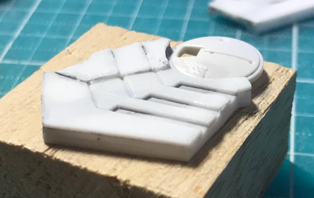 腕の模様部分は0.5ミリのプラ板をプロッターで整形して貼り合わせてあります
