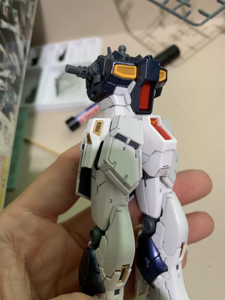 あまり制作過程を撮ってなかったのでこんな感じになってますが、所々レッドゴールドとシャインシルバーで部分塗装しています。あと胸部のボディはメタリックブラック、スラスタは敢えて部分塗装せずにスミ入れのみとしております。