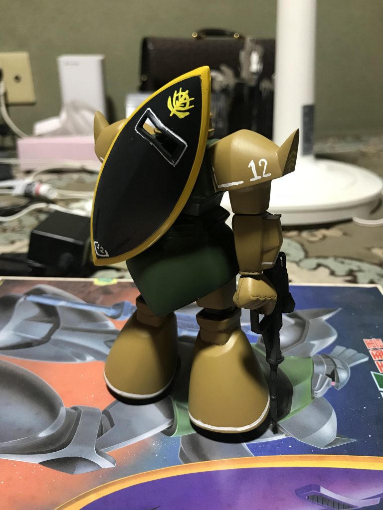 後ろから。盾はなかなか綺麗でしたが、背中もなかなか綺麗(スカスカ)だったので背負いました。薙刀は接続部分が折れたのでオミットっす。