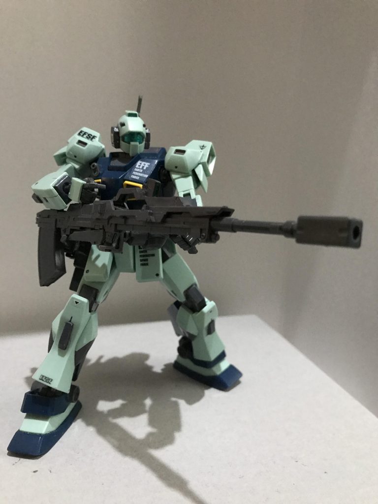 昔作った対艦砲
リゼルのビームライフルにRGのmk-2のビームライフル、なにかのビームサーベルなどをミキシングして作りました
大きな武器ですが、下部にピンバイスで穴を開けているため、腰のサブアームと接続でき安定して持たせられます
元々は僚機として作っていたジムスナ2とジェスタのミキシングした機体に付けていた装備でした