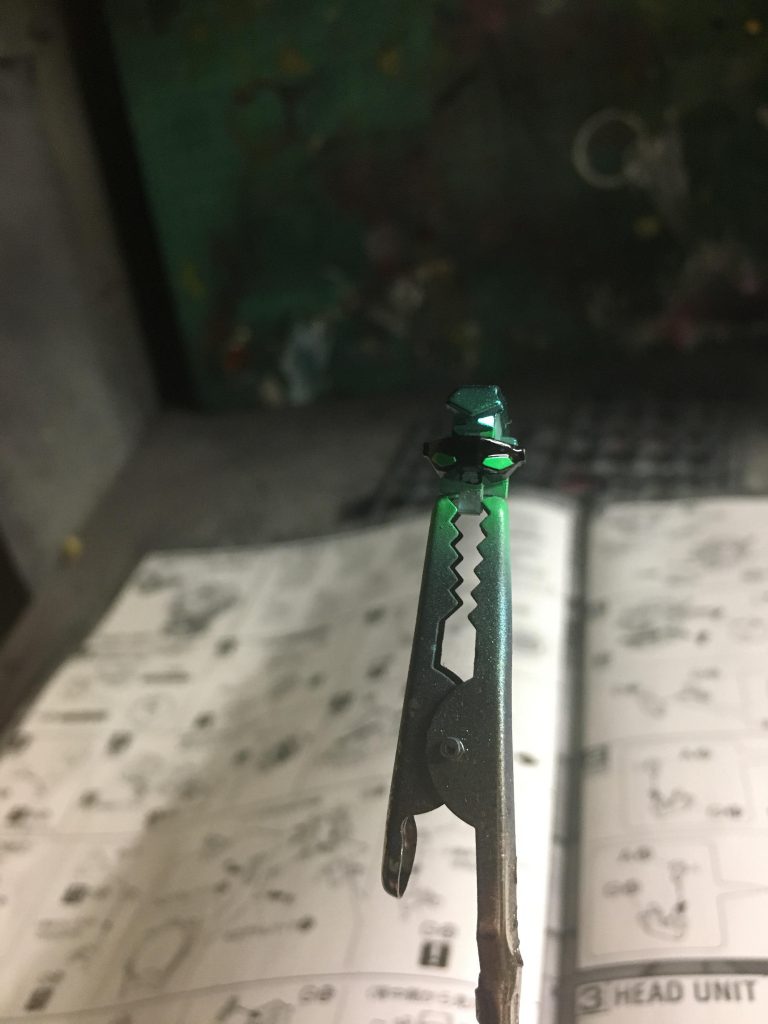 塗り分けでツインアイの部分だけメタリックを使いませんでした。ちょっと協調したかった。エナメルのセミグロスブラックで潰しました。