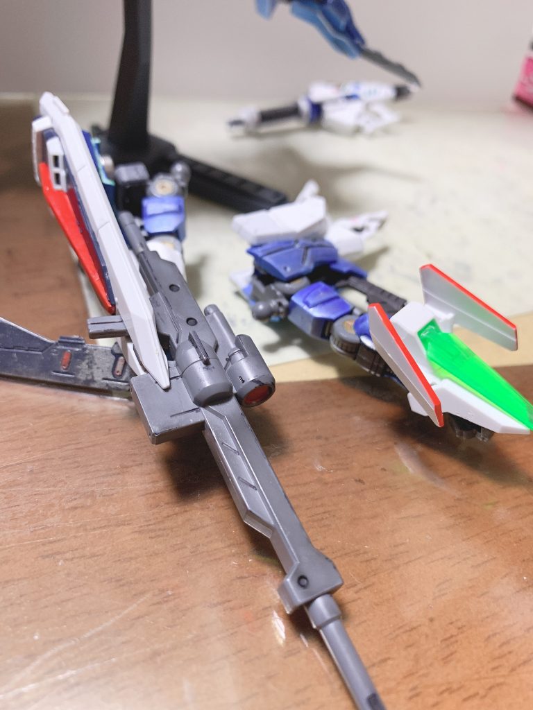 腕部の差異です。
右は左撃ちのために射撃武装をつけたシールドを、左は右切りで仕留め損なった的はトドメを刺す為のナイフ、ビームブーメランを装備してます。おそらく消耗戦になるので細かく武装を搭載しての対策としてます。