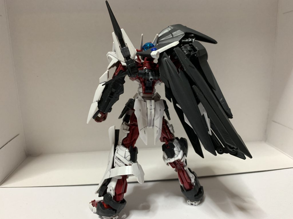 サーベルラックの自作。劇中のサーベルの形等がよく分からなかったのと、ノーネイムライフルのギミック再現に伴い自己解釈で制作しています。