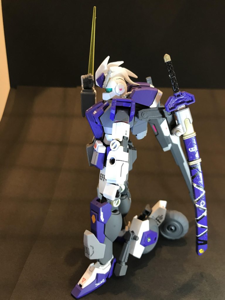 ハイウェイスターの名前通り、高速移動出来る足回りになっています。
両足の踵付近にジャンクパーツを利用してランドスピナーを装備。