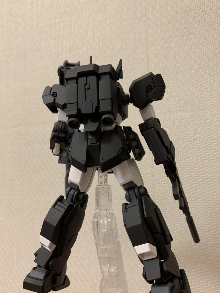 主な作業は、表面処理と肩等パーツの段落ちモールド化です。
オレンジのスコープやセンサー部は、付属シールをそのまま使っています。