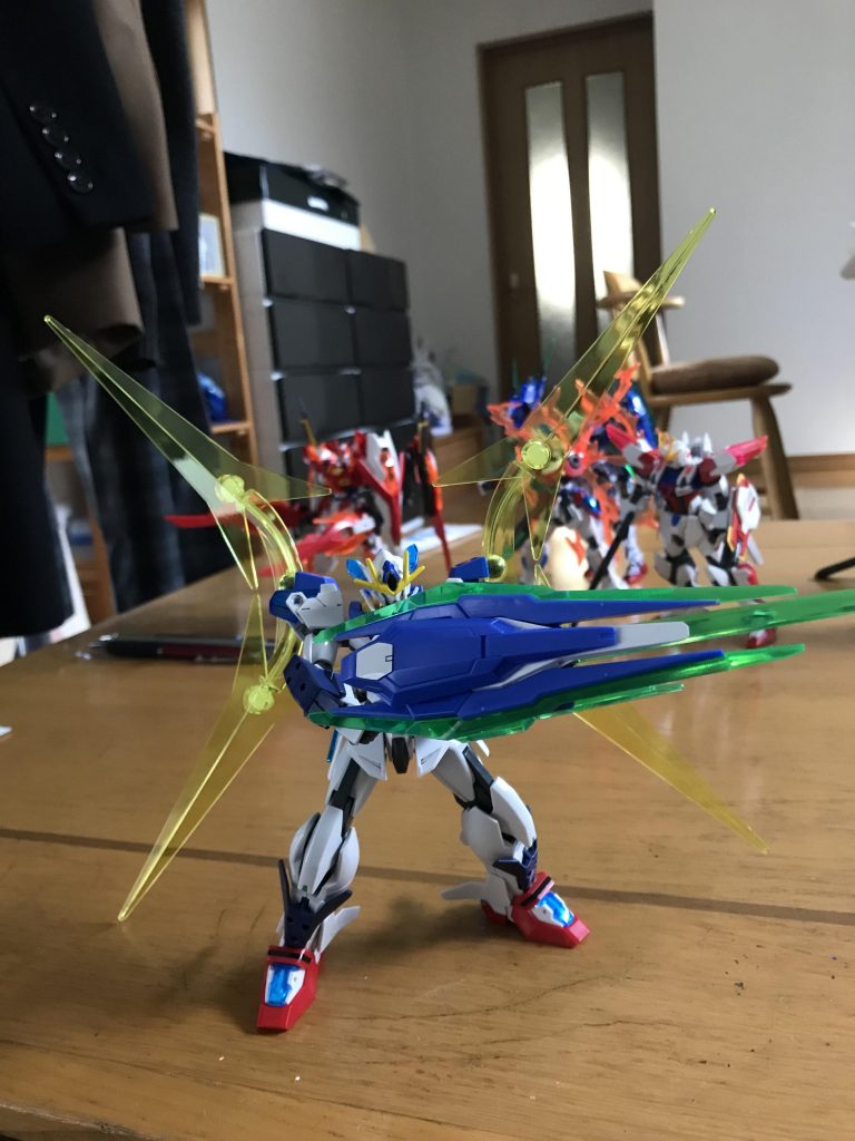 ガンモード
その他・アブソーブシールド、ソードビット、バスターモード
この様にオールラウンダーな性能がある意味で♾を付けました。
さらに粒子のクリスタル(クリアパーツ)を備えてあるので、武器自体に粒子を放出し、性能を格段に上がることも可能にしてある。