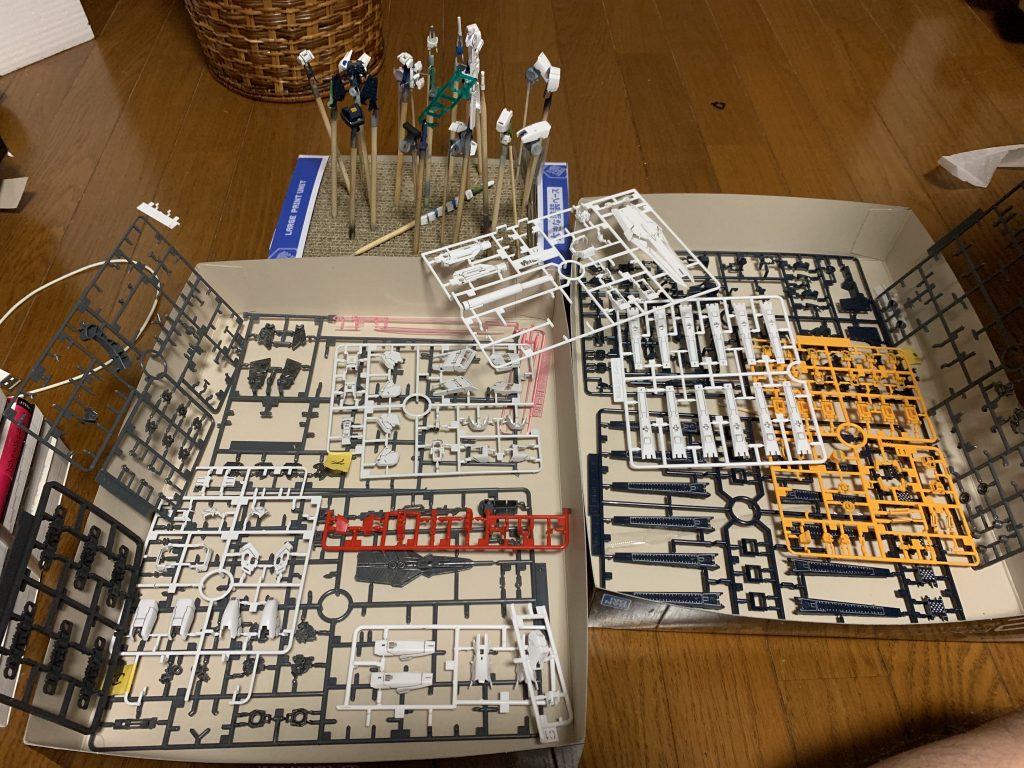 手抜きで、ランナーのままスミ入れ & パール粉入りの光沢クリア塗装をしました。
ランナーのままのスミ入れは入れるのは楽だけど、はみ出しの拭き取り漏れが起きやすく微妙かも。
パール塗装も、マーキングシール貼り付け後にもう一回かけてるので、微妙に二度手間でした。