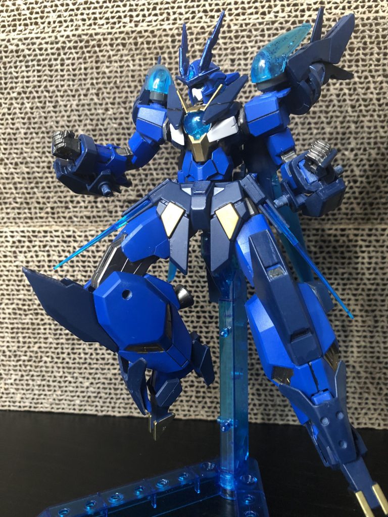 ダブルオースコール:ドラグーンフォーム
肩にGNドライブを装着、脚部をセイリュウβの胴体に変更することで、格闘性能を強化した形態。足技による格闘を得意とする。
この形態では肩のビットをセイリュウαに預け、残りのビットは推進力として使う。
個人的に好きな形態ベスト2!(2あるんかい
魔砲使いの次に考えたのが、この形態でした。白虎と対になる=格闘系でも別個性が欲しくて、足技使いとしました。
見た目もガラッと変わってるので、魔法使いが武闘家に転職した感は出たかと。