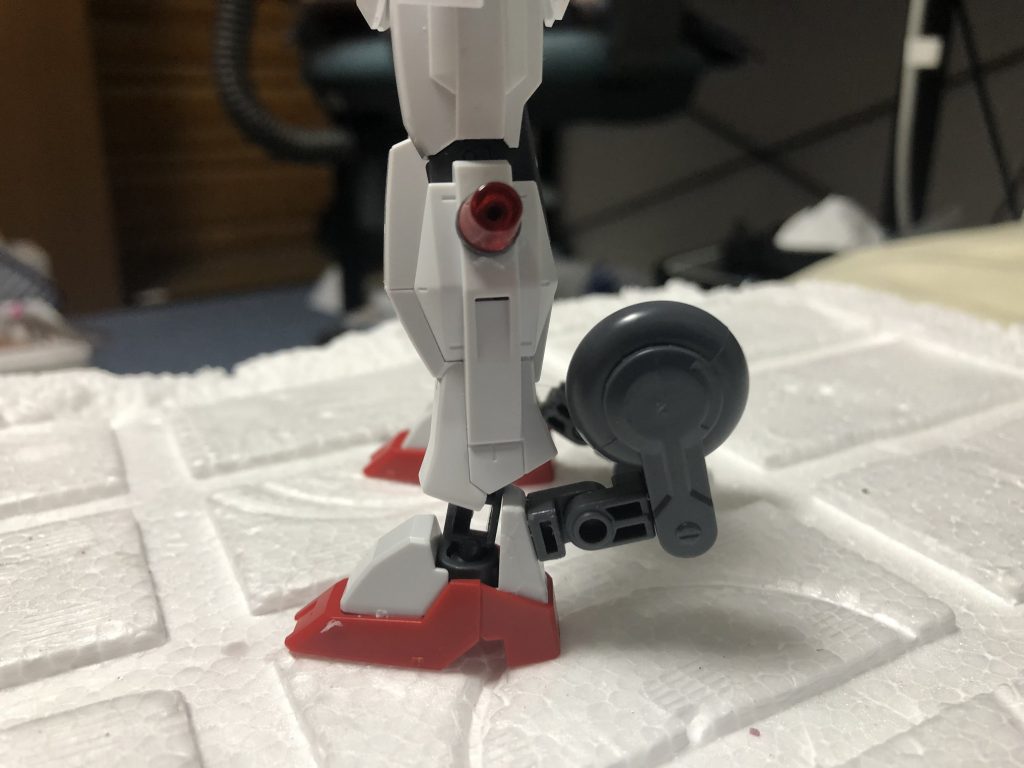 本体のパトランプ部分は全てコトブキヤのMSGバリスティックウェポンズを使用
脚部のローラー部分はコトブキヤのMSGセンチュリーガンを使用、バトルアームアームズのジョイントパーツを接続し、踵部分に接着