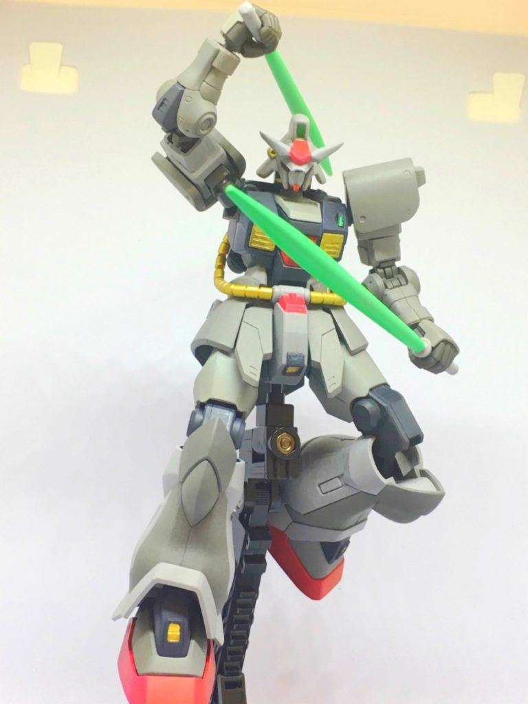ビームサーベルはヴァリュアブルウェポンのギャンのサーベルを改造。逆さにして、鍔との接続面をカット。柄の先端に1mm穴を開け、真鍮線でサーベル刃と接続してます。