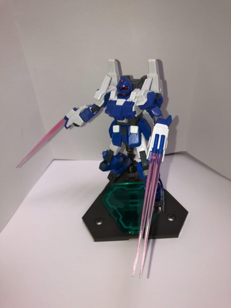 電磁ナックルでの殴り合いの他、4本のビームサーベルを両腕にマウントさせ、手に持っての2刀流の他、最大で4本使って手数で追い詰めていきます
EXAMシステムも発動するのでバックパックの性能もあり、素早く鋭い連撃を繰り出す事が可能になります。