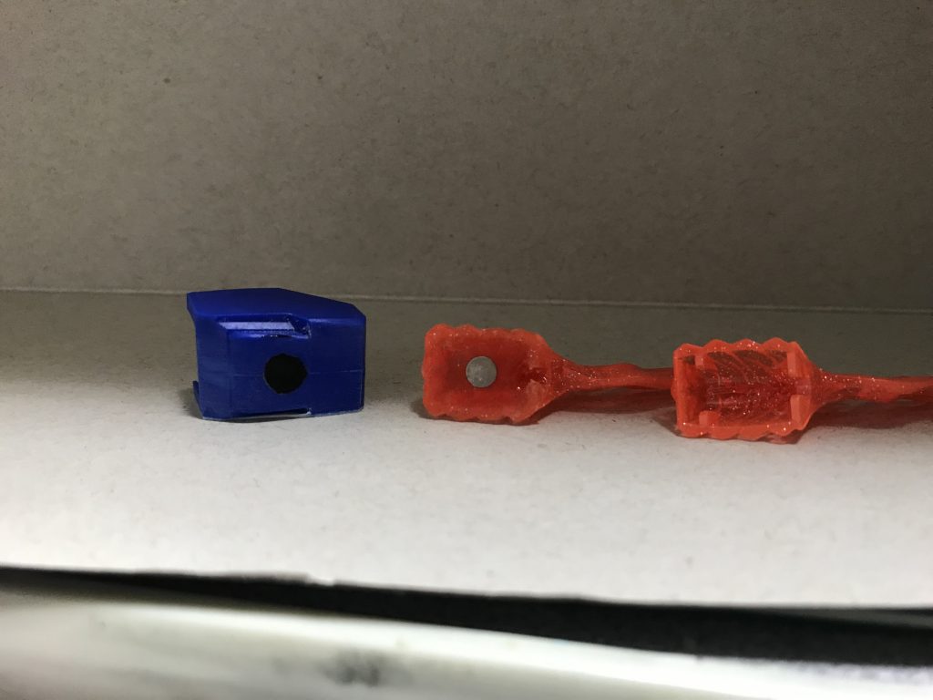 肩の基盤は號斗丸のものを使用
ビルドバーニングのエフェクトをつけるためにそれぞれにネオジムを仕込んであります
エフェクトパーツの方は空洞があるのでオレンジレジンを使って
穴埋め＆磁石の仕込をしました