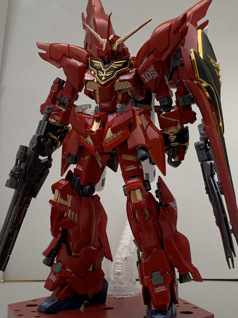 メインカメラはツインアイですが、真ん中に寄せることでモノアイに見えるようにしたのですがどうでしょうか？