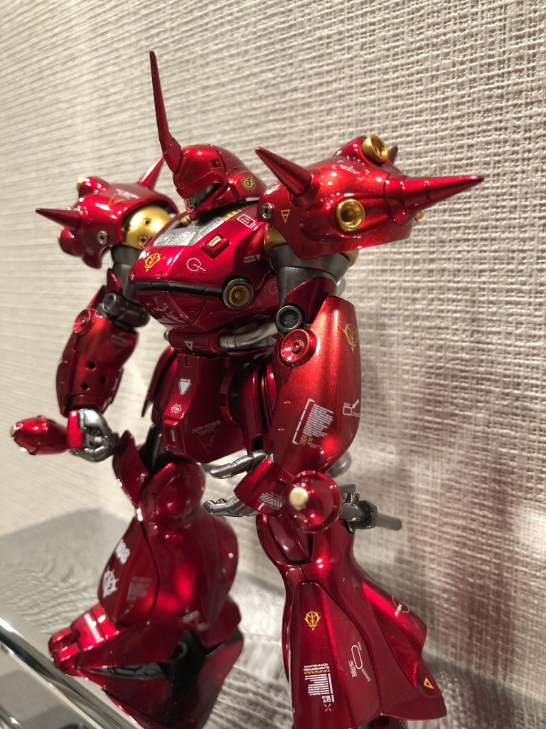 横から。この角度が1番好きです。肩のバーニアは後ハメ加工が厳しかったのでパーツを切り出し後で接着しました。