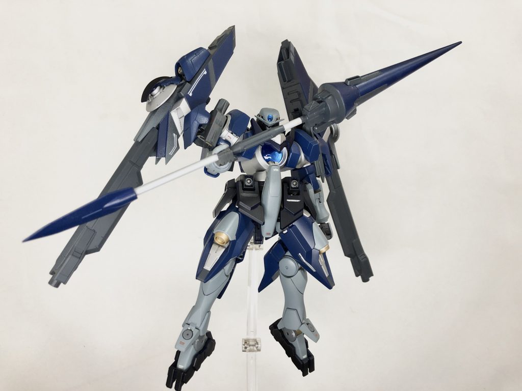 front
本体はジンクスⅣをベースにアドヴァンスドジンクスのパーツを追加。頭部もジンクスⅣとやや違う形状に……
装備は大型のブースター兼ランチャーを左右に搭載し、ジンクスⅢのGNランスを改良した武装となってます。
〜武装紹介〜