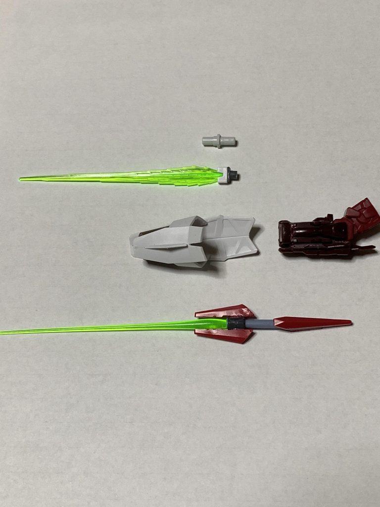 その他、ガントレットセイバーを換装出来る様にしたり、銃口のパーツを制作しました。
ビームサーベルはどうしても仕組みが分からなかったので、自己解釈＋それっぽくし、バラして向きを変えて挿し込む事で収納出来る様にしました。