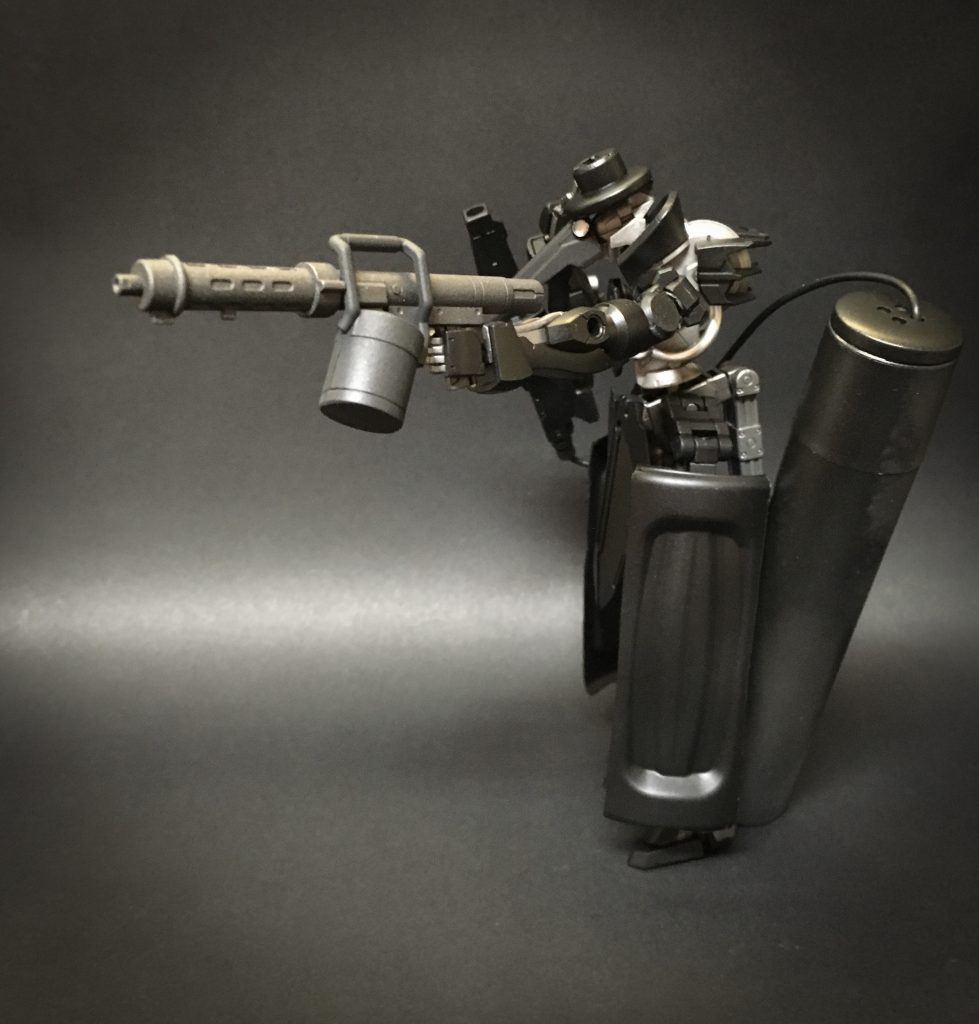 火炎銃
弾丸状の炎を撃ち出す魔導砲。
黒血砲によって付着させた黒血油に着火させ炎上させる事を目的として作られた。
通常の魔導砲より威力自体は低めだが炎上による追加ダメージを合わせれば射撃武装として十分な威力を持つ
小型のタンクに充填させた油を使えば簡易的な火炎放射器としても機能する