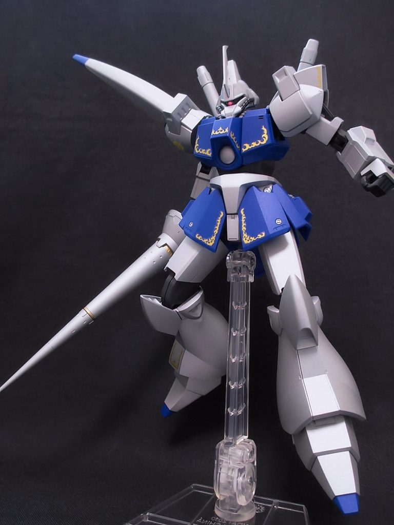 何気に面倒だったのがエングレービングデカールの貼付けでした。
水転写なうえ、細いモノばかりで気をつかいました。
長くて一発貼りする自信のないものは、何枚かにカットして分割貼りをしました。