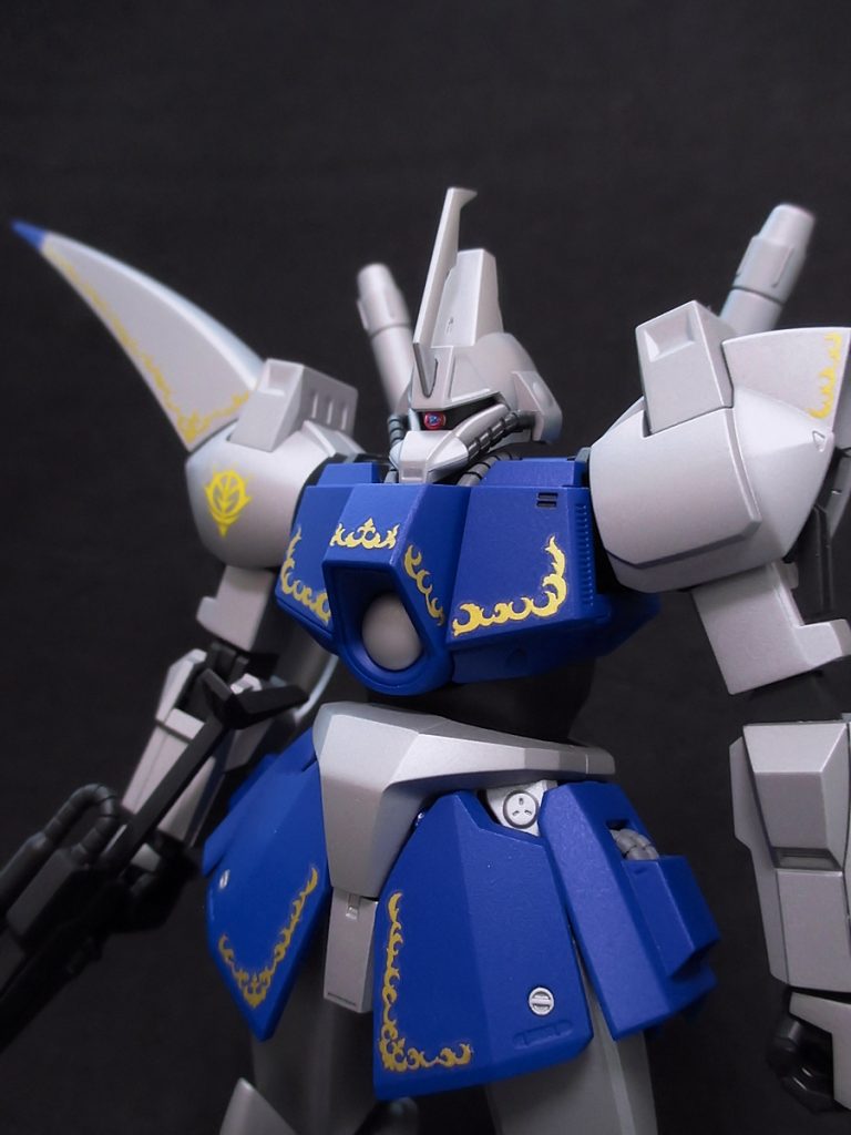 モノアイはモールド部分をカットしてフラットにした上にハイキューパーツのVCドームをペタ貼り。