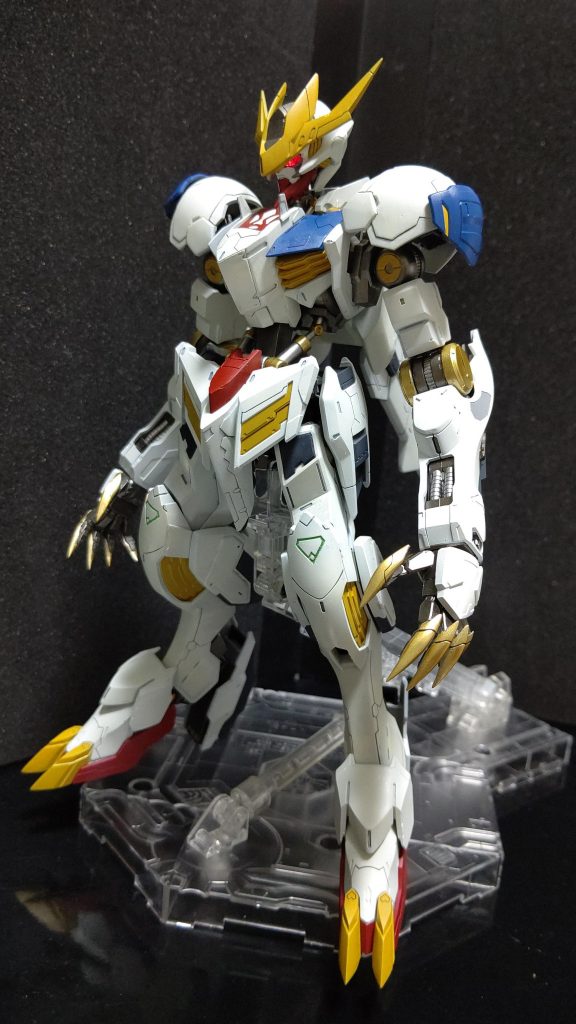 定番工作として、首の延長とガンダムフレーム胴の延長、ネイルの先鋭化を施しています。