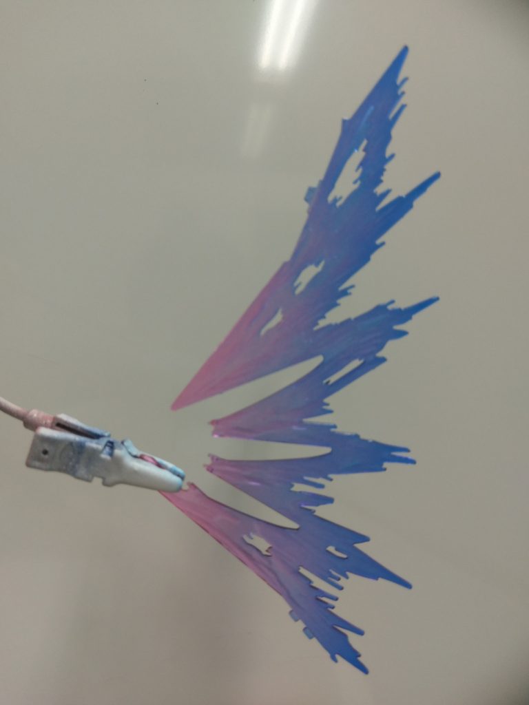 翼のグラデーションです。
元々のデスティニーのやつに上からクリアブルーを適当に吹き付けて作りました!