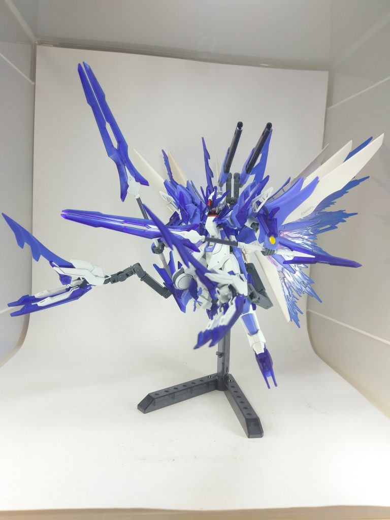 そしてこのグレイシャルデスティニーの隠しギミック。フリーズモードのときのグレイシャルトランスクローを前面に展開することで隠し腕(爪)になります……!こうすることで擬似的に4本の腕が出来ます!