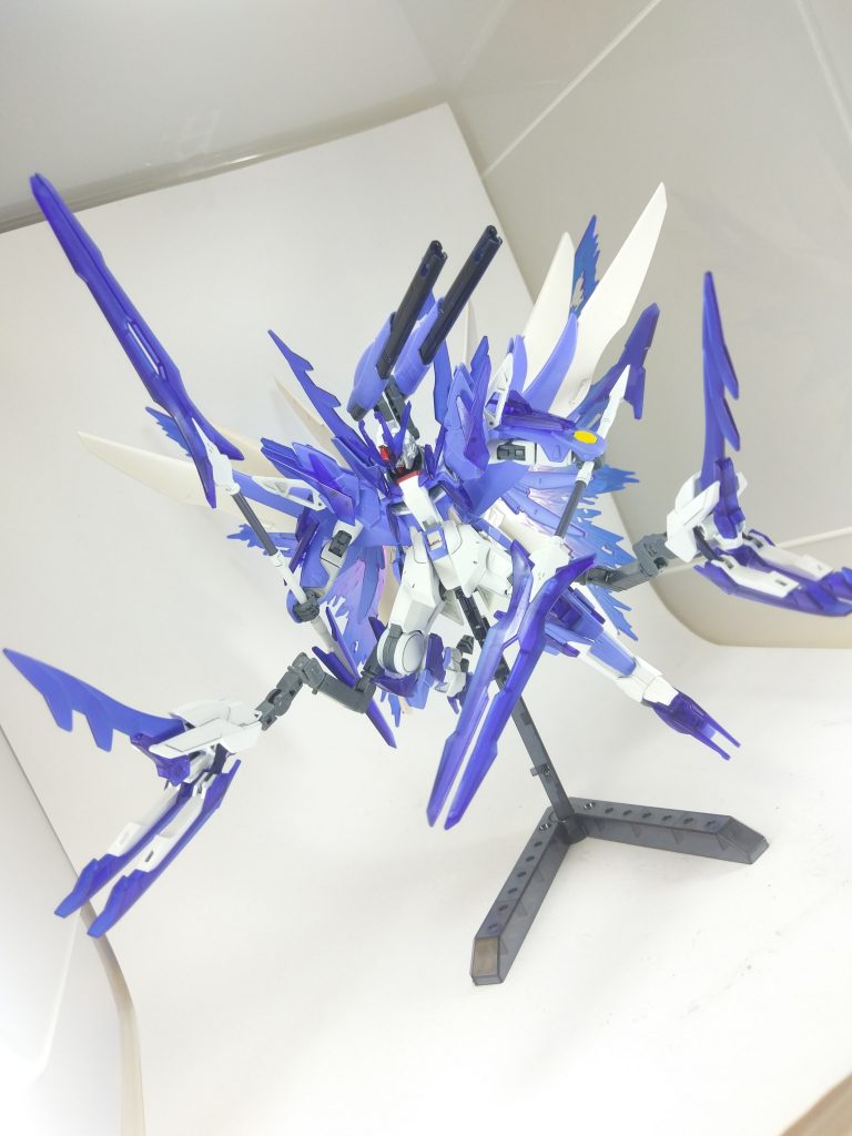 背中のビーム砲は独立して可動するので360°自由に動きます。