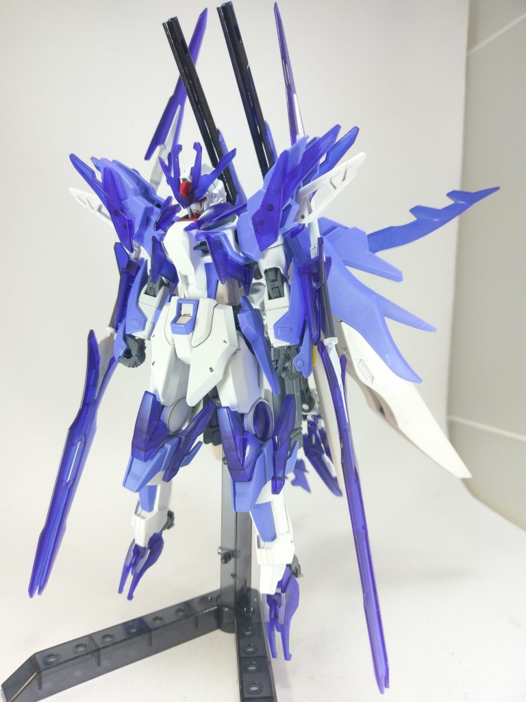 本体通常時です。
焔デスティニーとは違う、ということを意識するためにバックパックの位置を腰に下げました。
メイン装備は腕についた2つの剣になります。射撃武器は手のパルマフィオキーナと背中のビーム砲です。
基本的には近付いて斬る、格闘機体です。